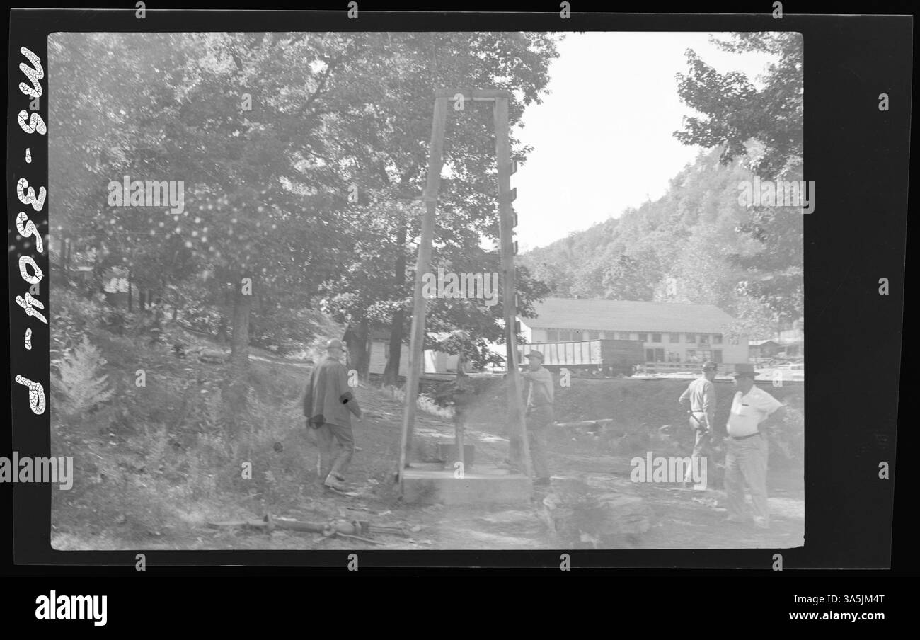 Ein Brunnen in der Cooperative Mine der Stearns Coal & Lumber Company in McCreary County, Kentucky, der das Lager mit Wasser versorgt, mit einer Handpumpe und einem Betonmantel. Stockfoto