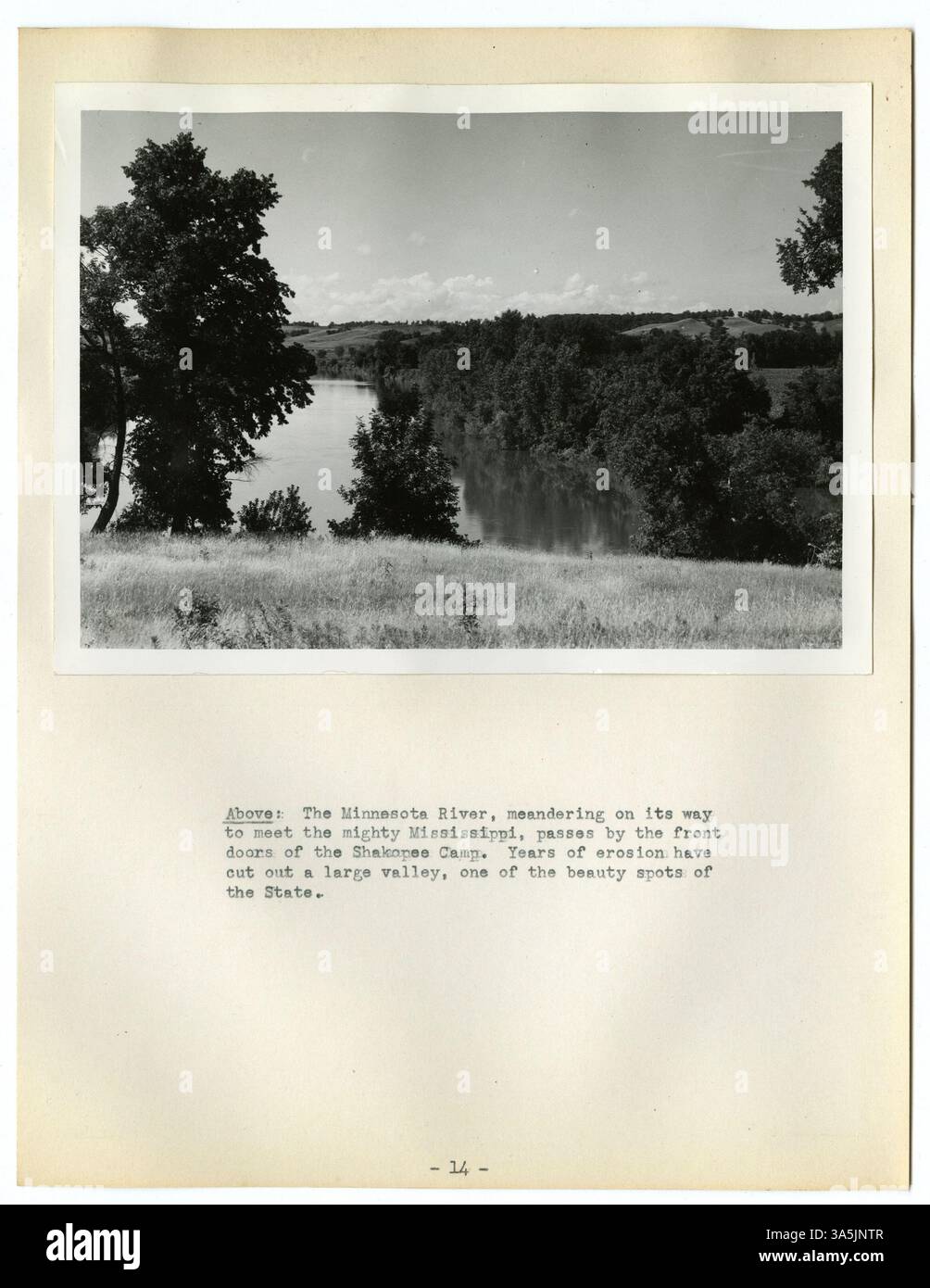 Band 1 dieses NYA-Fotoalbums dokumentiert Projekte der New Deal-Ära in Minnesota, wobei der Schwerpunkt auf Infrastruktur wie Rastplätzen am Straßenrand, Stützmauern und Blockhütten liegt. Es umfasst das NYA Camp in Shakopee sowie Bauarbeiten in Städten wie St. Cloud und Duluth, wo historische Markierungen, Picknickbereiche und Treppen gebaut wurden. Stockfoto