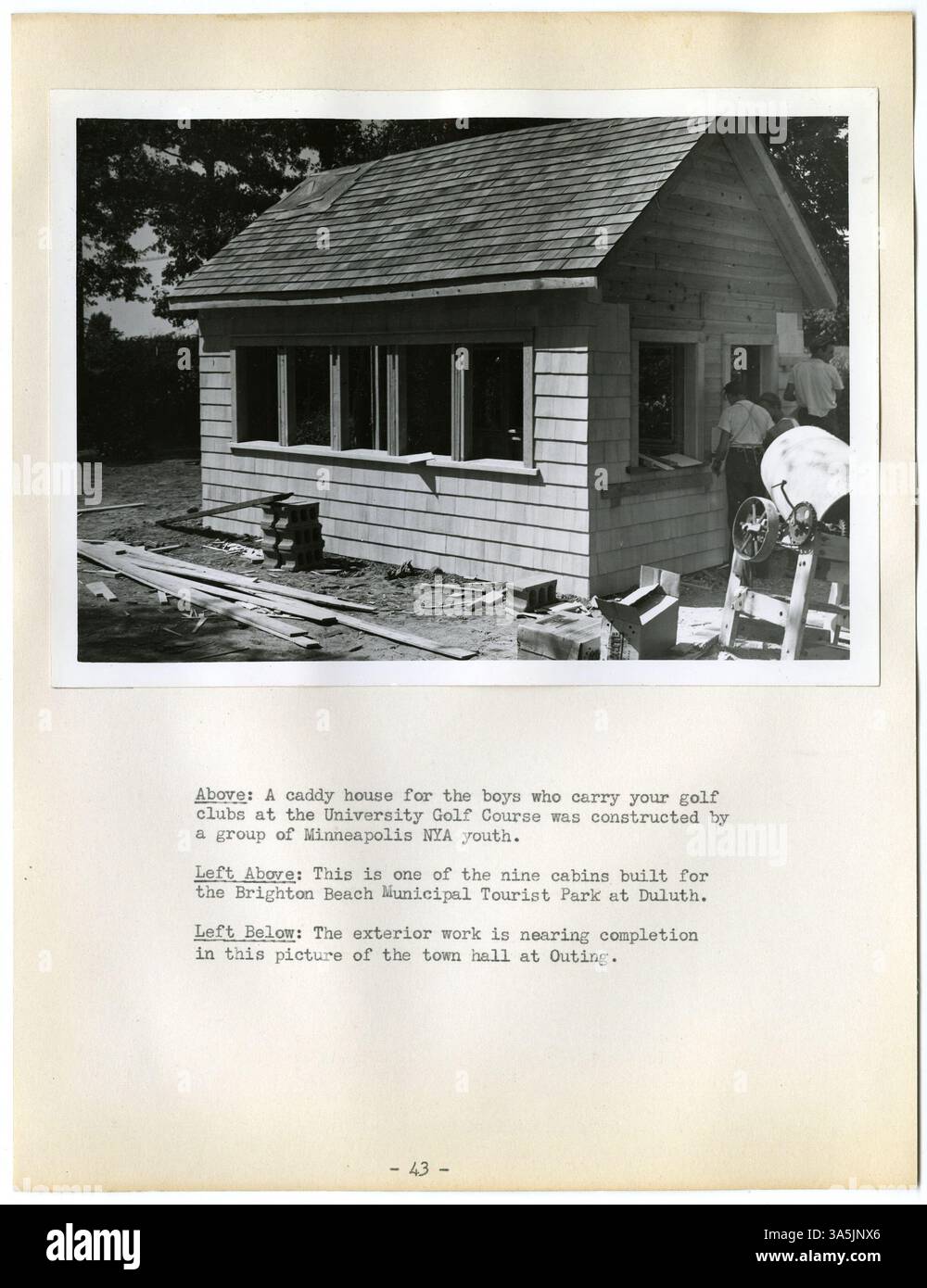 Die Bemühungen der NYA in Minnesota in den 1930er Jahren umfassten den Bau von Rastplätzen am Straßenrand, Blockhütten und verschiedenen Parkhäusern. Dieser Band dokumentiert Projekte an Orten wie Duluth, Glenwood, Alexandria und St. Cloud sowie eine historische Markierung am Highway 10. Stockfoto