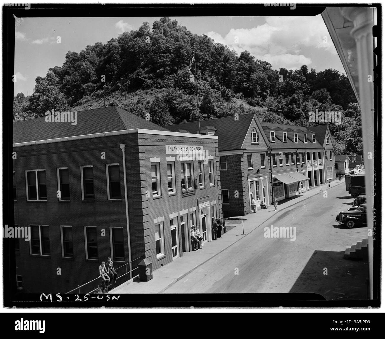Diese Straßenszene aus Wheelwright, Floyd County, Kentucky, zeigt das Firmenbüro, den Schönheitssalon und den Club (Hotel), die alle Teil der unternehmenseigenen Infrastruktur für Bergleute und ihre Familien sind. Stockfoto