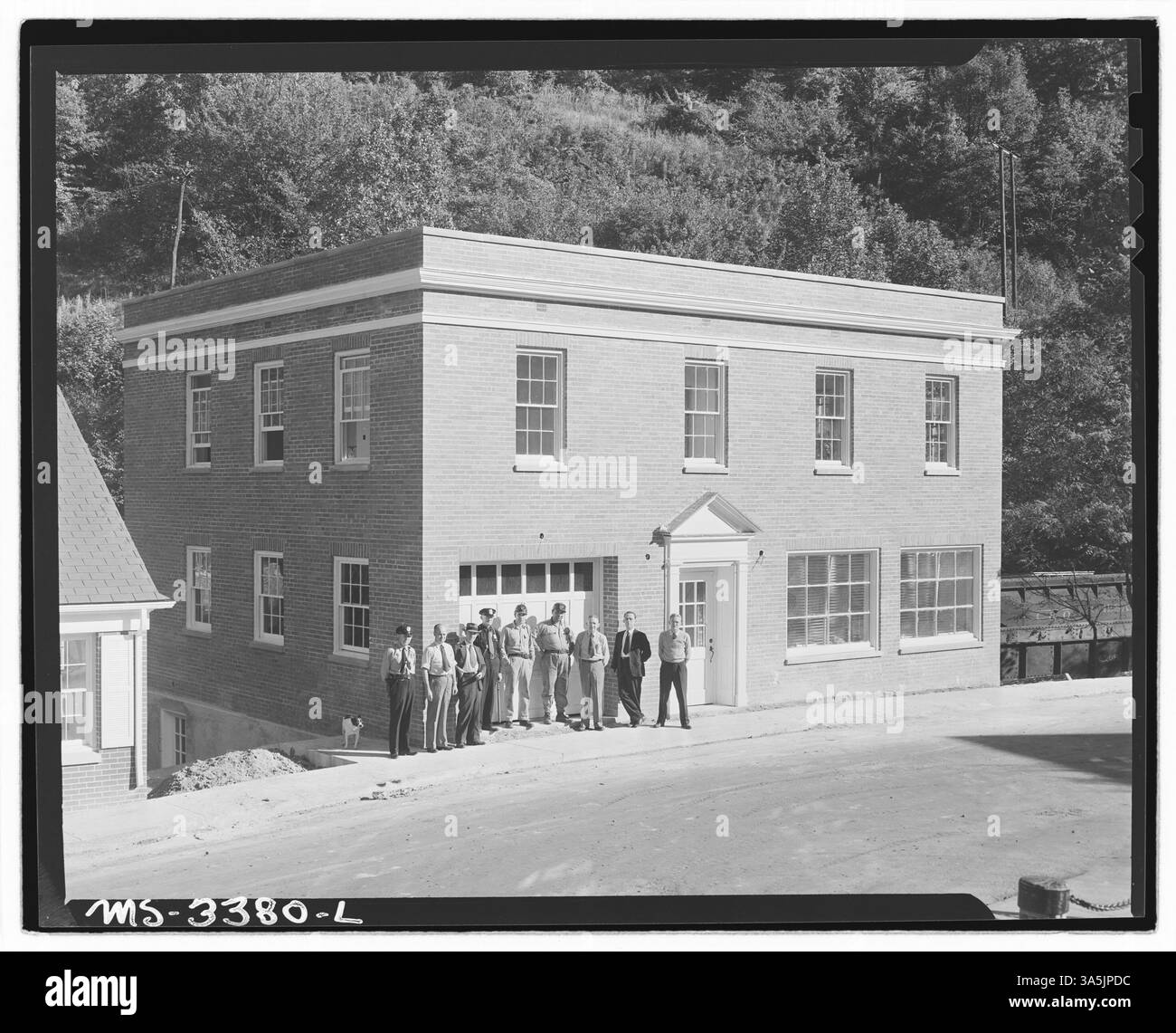 Dieses Bild aus dem Jahr 1946 zeigt Mitglieder des Stadtvorstands und der Polizei vor dem neuen Gemeindegebäude in Wheelwright, Floyd County, Kentucky. Das Gebäude wird Büros der Stadt, ein Polizeigericht und einen Feuerwehrwagen beherbergen. Stockfoto