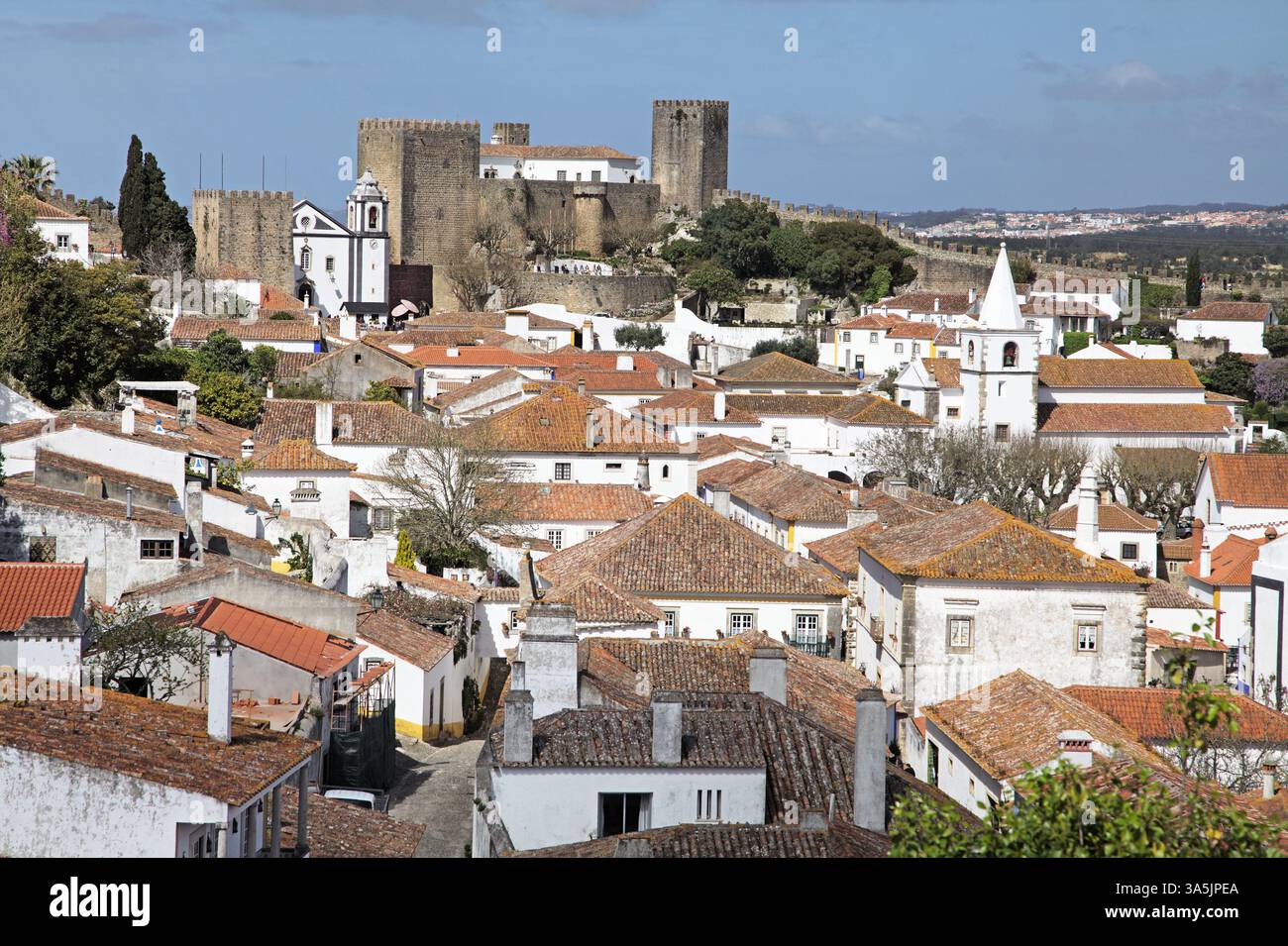 Obidos, Portugal - 01. April 2017 - Genießen Sie die einzigartige Schönheit von Obidos mit seinen weiß getünchten Gebäuden und Terrakotta-Dächern Stockfoto