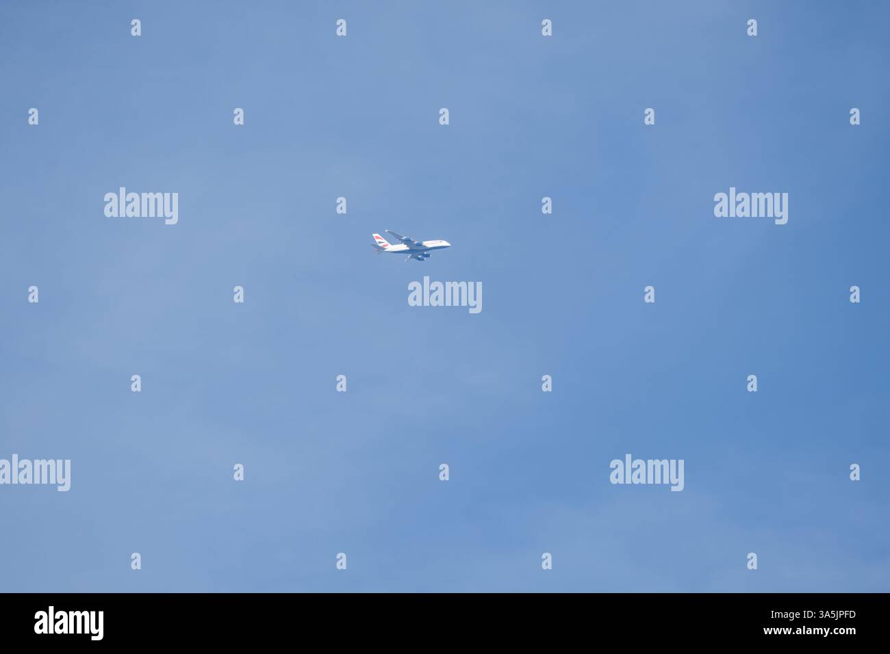 Ein zweimotoriges Jet-Liner-Flugzeug in tiefblauem Himmel Stockfoto