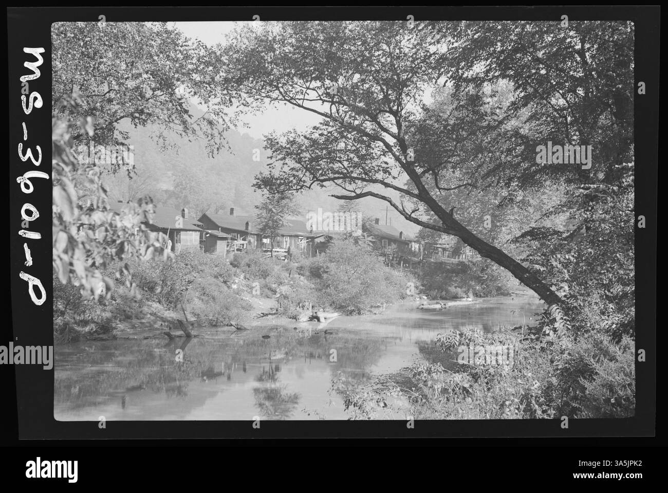 Dieses Bild zeigt die Abfall- und Müllentsorgung entlang des Flusses in der Nähe der Clover Fork Coal Company im Harlan County, Kentucky, und hebt die Umweltbedenken in Bergbauregionen hervor. Stockfoto