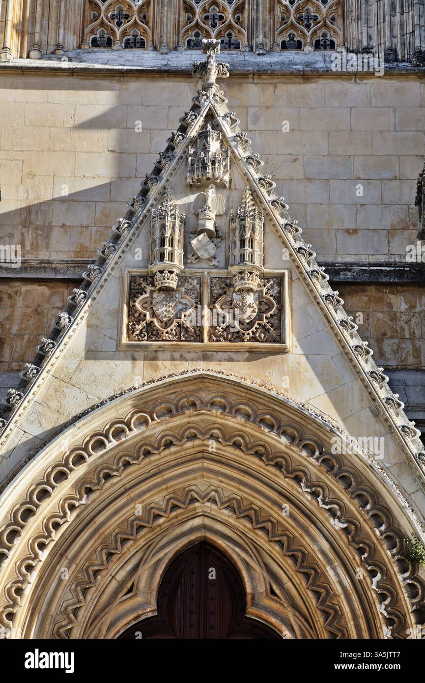 Kunstvolle Schnitzereien zieren die Fassade des Klosters Batalha in Portugal Stockfoto