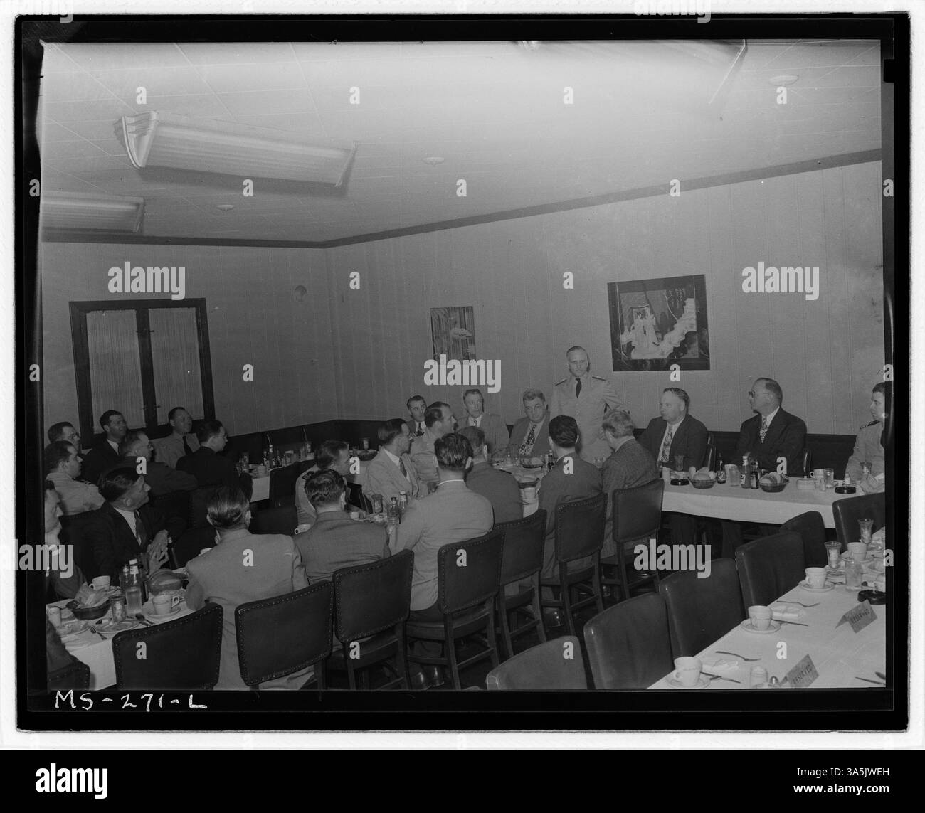 Konteradmiral Joel T. Boone sprach bei einem Abendessen mit lokalen Bergbauunternehmen und gewerkschaftsvertretern in Springfield, Illinois, über Fragen der Kohleindustrie und Arbeitsbeziehungen. Stockfoto
