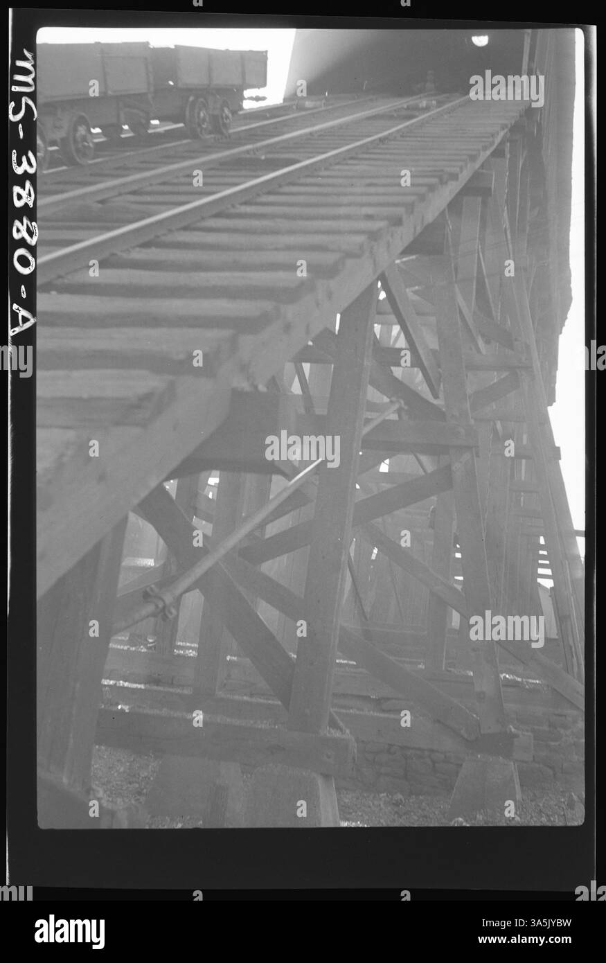 Bei der Mine Penn #10 in Gallitzin, Cambria County, Pennsylvania, werden beladene Kohlewagen an einem steilen 33-Grad-Gefälle hochgezogen. Diese Steigung wurde genutzt, um Kohle vom Bergwerk an die Oberfläche zu transportieren. Stockfoto