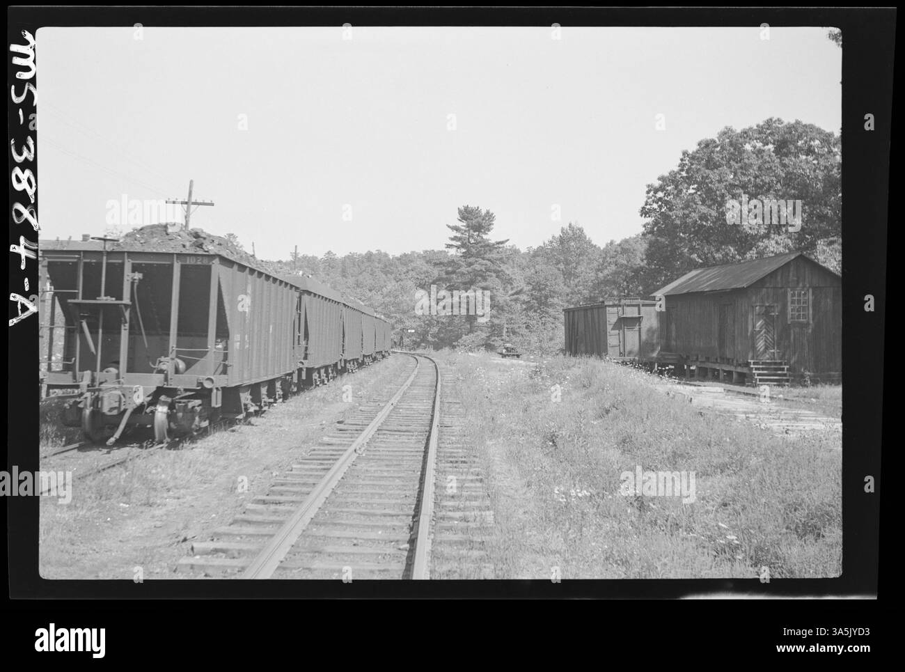 Dieses Bild zeigt eine schmale Garagenbahn und beladene Kohlewagen in der Mine Nr. 5 der Rockhill Coal Company in Robertsdale, Pennsylvania, wobei Kohle zu einem zentralen Werk 30 Meilen entfernt transportiert wird. Stockfoto