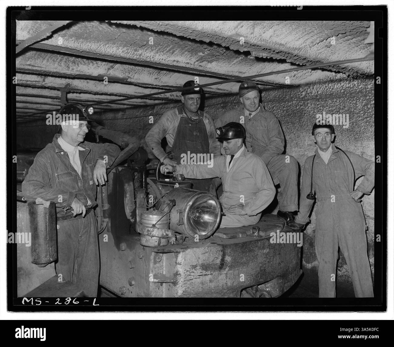 Konteradmiral Joel T. Boone inspiziert die Minen im Süden von Illinois und Indiana und nimmt den Fahrersitz auf einem Motor ein, der für den Transport von Shuttle-Autos in der New Orient Mine in West Frankfort, Illinois, verwendet wird. Stockfoto
