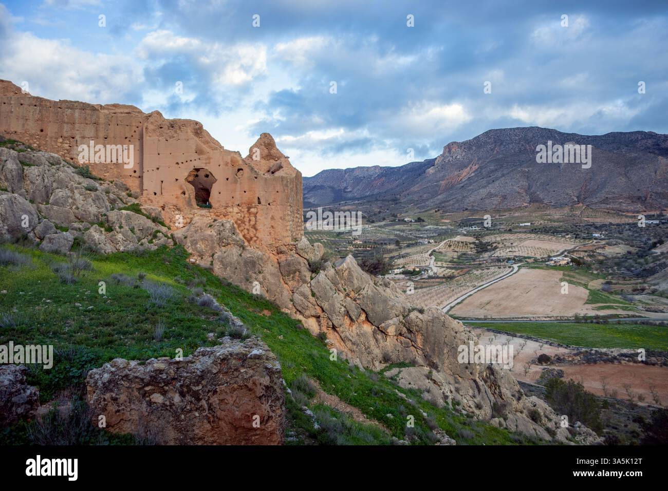 Detail der Mauern der Ruinen der mittelalterlichen Burg Xiquena auf einer Klippe in der Stadt Lorca, Region Murcia, Spanien Stockfoto
