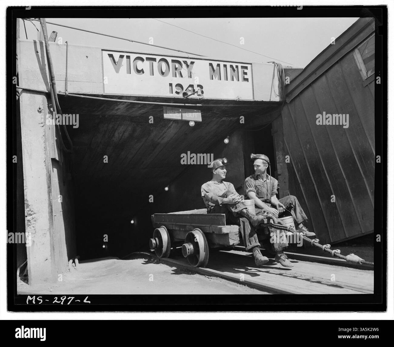 Glenn V. Johnson und Reese Sollars, Batteriewechsler in der Victory Mine der Pyramid Coal Corporation in Terre Haute, Indiana, sprechen, während sie darauf warten, in der Mine unterirdisch zu gehen. Stockfoto
