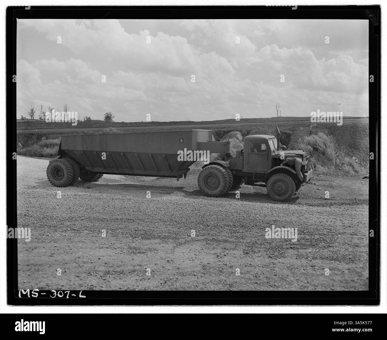 Ein großer Lkw, der für den Transport von Kohle in der Chinook-Mine der Ayrshire Colliers Company in Staunton, Clay County, Indiana, eingesetzt wird und wichtige Kohletransportgeräte für den Bergbau vorstellt. Stockfoto