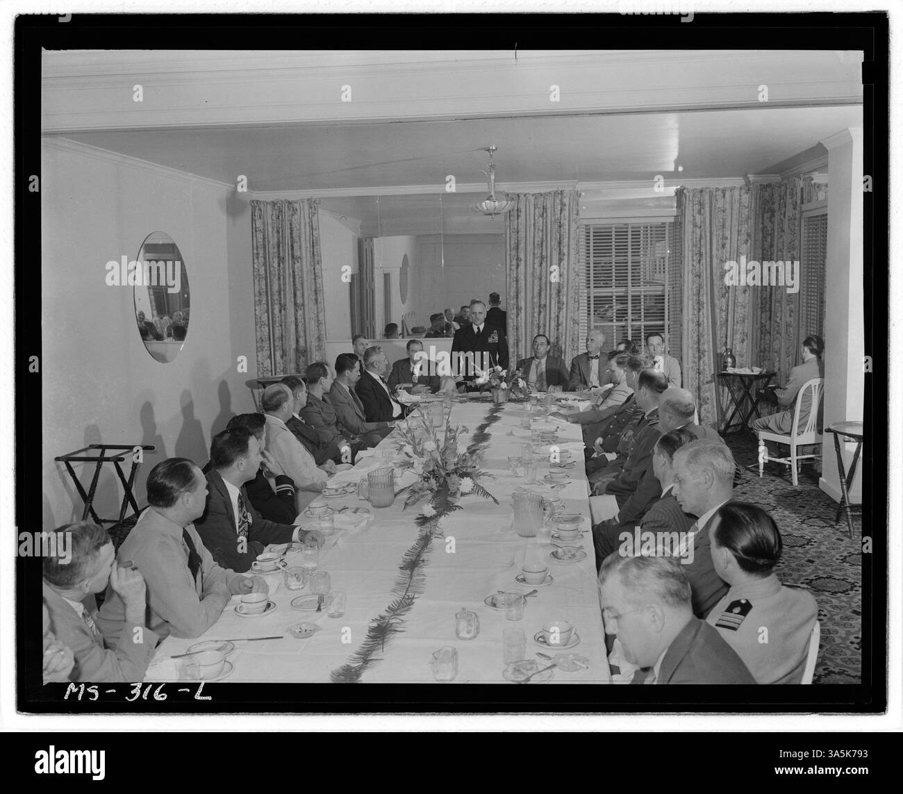 Ein Mittagessen in Terre Haute, Vigo County, Indiana, mit Kohlebergwerksbetreibern und gewerkschaftsbeamten, wobei Konteradmiral Joel T. Boone am Kopftisch neben wichtigen Persönlichkeiten aus dem Kohlebergbau spricht. Stockfoto