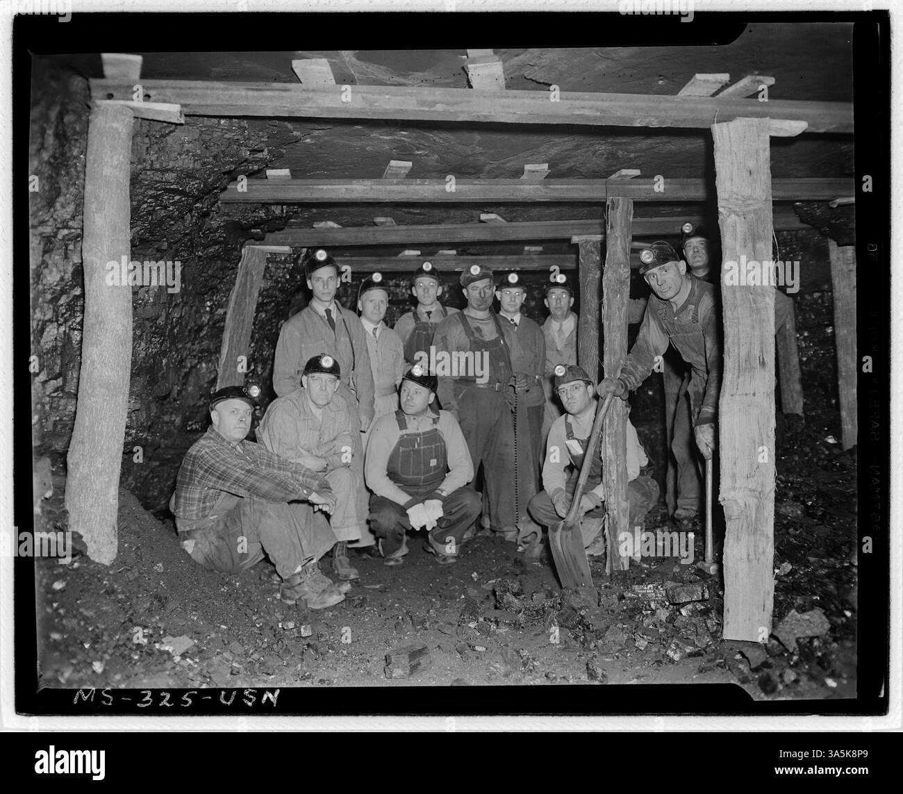 Eine medizinische Inspektionsgruppe bewertet die Arbeitsfläche der Victory-Mine der Pyramid Coal Company, die zwei Meilen unter der Erde liegt, mit temporärem Fachwerk, das die Minenstruktur unterstützt. Stockfoto