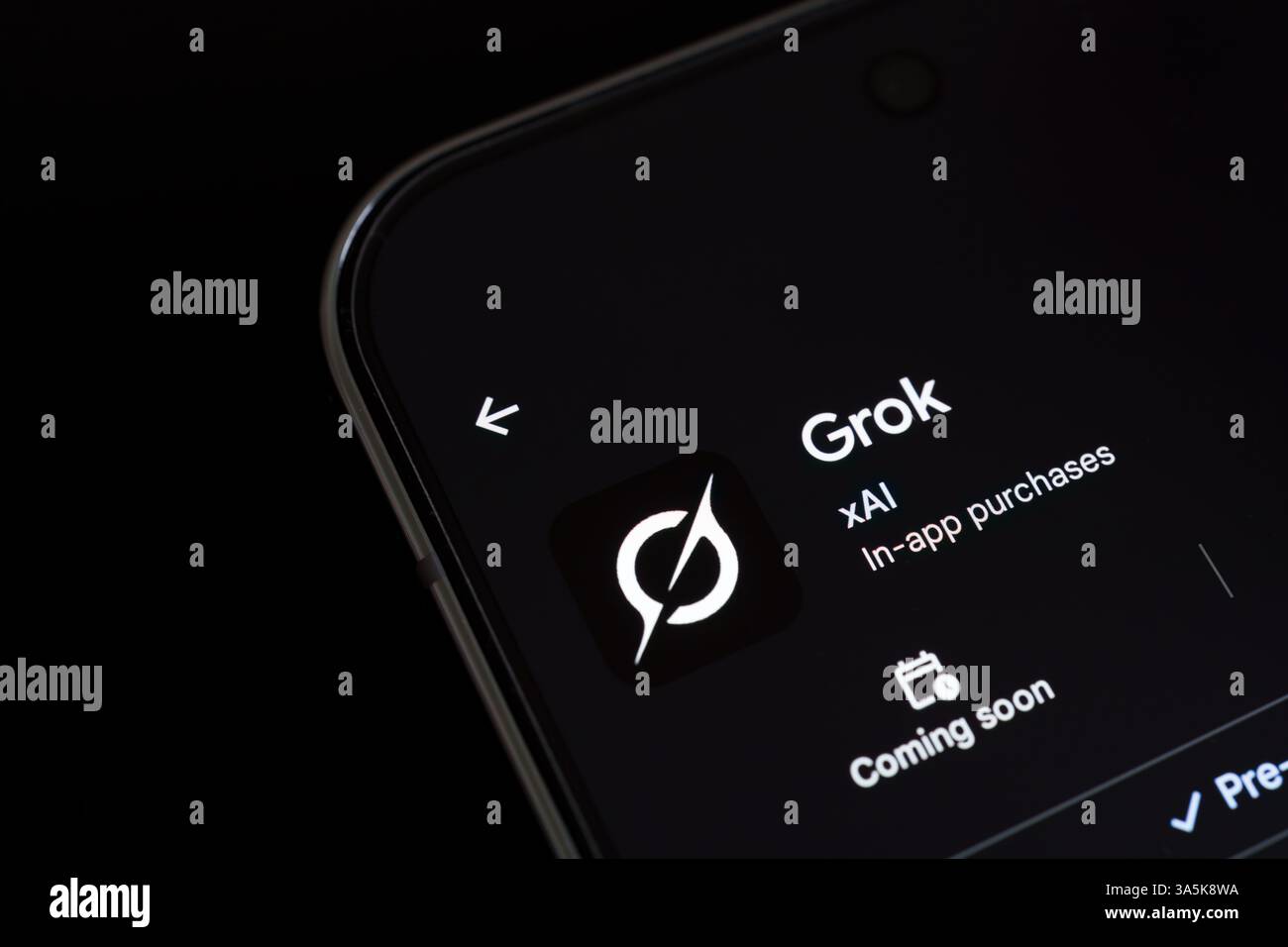 Die grok AI App im android App Store wird auf einem Smartphone-Bildschirm mit Logo angezeigt. Stafford, Vereinigtes Königreich, 23. März 2025 Stockfoto