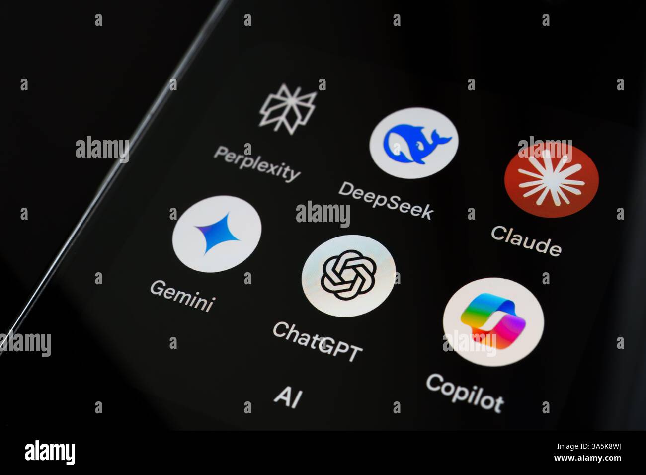 Nahaufnahme des Smartphone-Bildschirms mit dem Ordner AI mit sechs prominenten Apps für künstliche Intelligenz: Perplexity, DeepSeek, Claude, Gemini, ChatGPT, Stockfoto