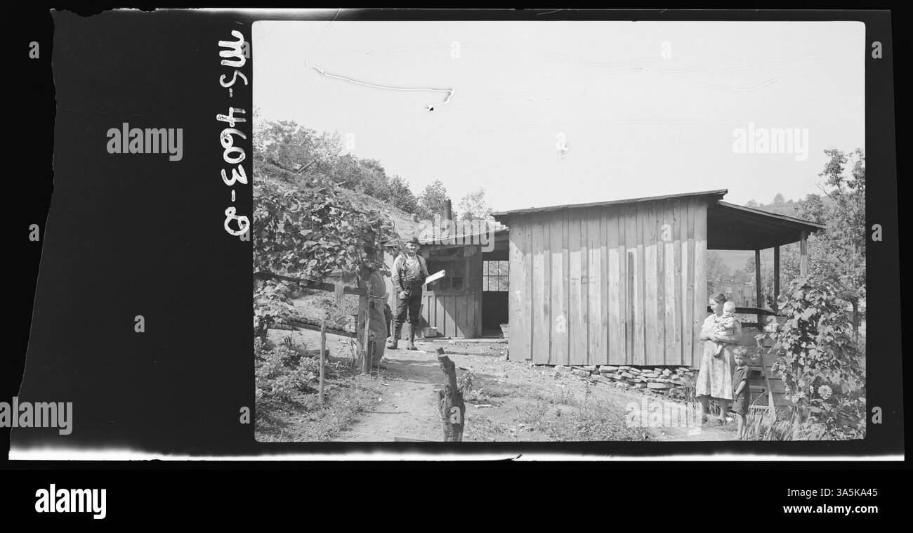 Ein typisches Haus in Brownton, nahe der Glen Cambria Mine in Taylor County, West Virginia. Dieser Wohnung fehlt es an Wasser und Strom, was die grundlegenden Lebensbedingungen der Bergleute in den 1940er Jahren verdeutlicht Stockfoto