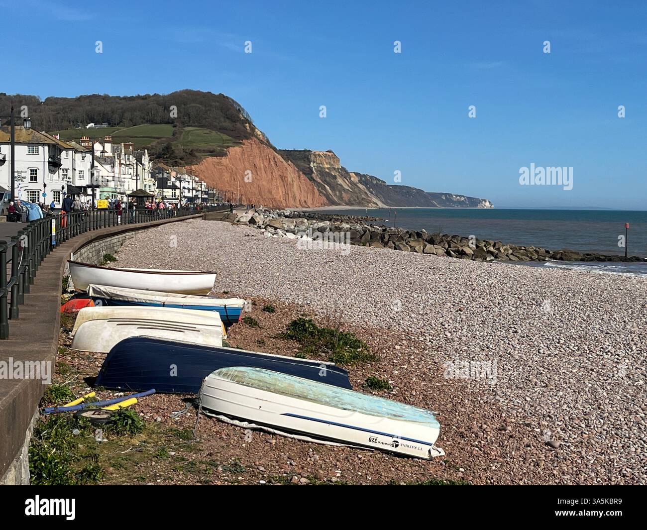 Boote am Pebble Beach in Sidmouth in Devon - Smartphone-aufgenommenes Stockfoto