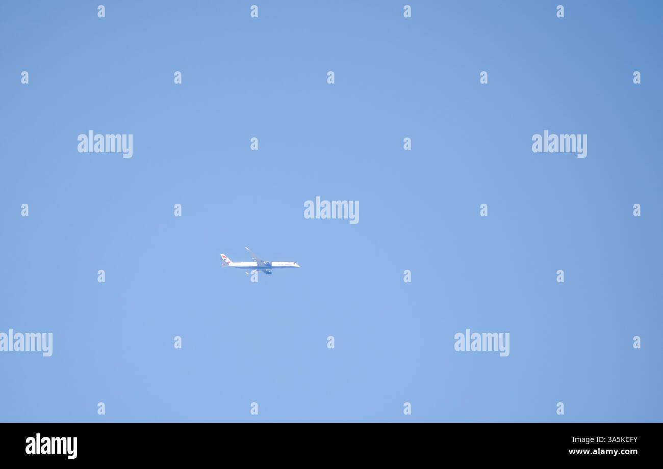 Ein zweimotoriges Jet-Liner-Flugzeug in tiefblauem Himmel Stockfoto