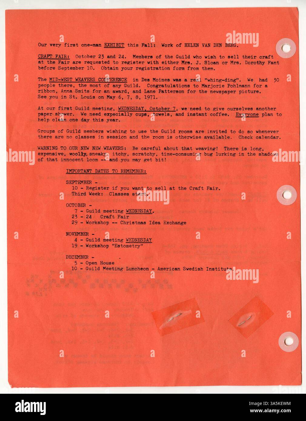 Die achte Ausgabe des „Threadbender“-Newsletters der Weavers Guild of Minnesota, veröffentlicht im August 1970. Es enthält Beschreibungen der bevorstehenden Workshops in der Streichkunst, eine Rezension der Midwest Weavers Conference, Bibliotheksregeln und einen Webentwurf für Cannele. Stockfoto