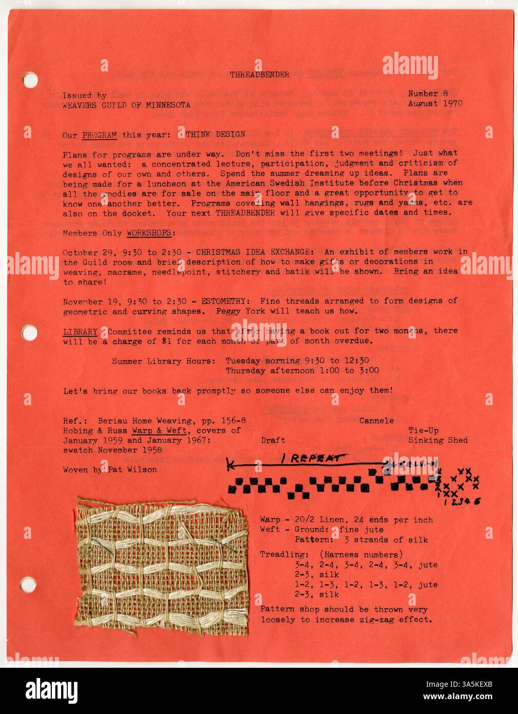 Die achte Ausgabe des „Threadbender“-Newsletters der Weavers Guild of Minnesota, veröffentlicht im August 1970. Es werden anstehende Workshops für Streichkunstkunst, Ideen für Weihnachtsgeschenke, Regeln für die Bibliothek diskutiert und eine Rezension der Midwest Weavers Conference aufgenommen. Stockfoto
