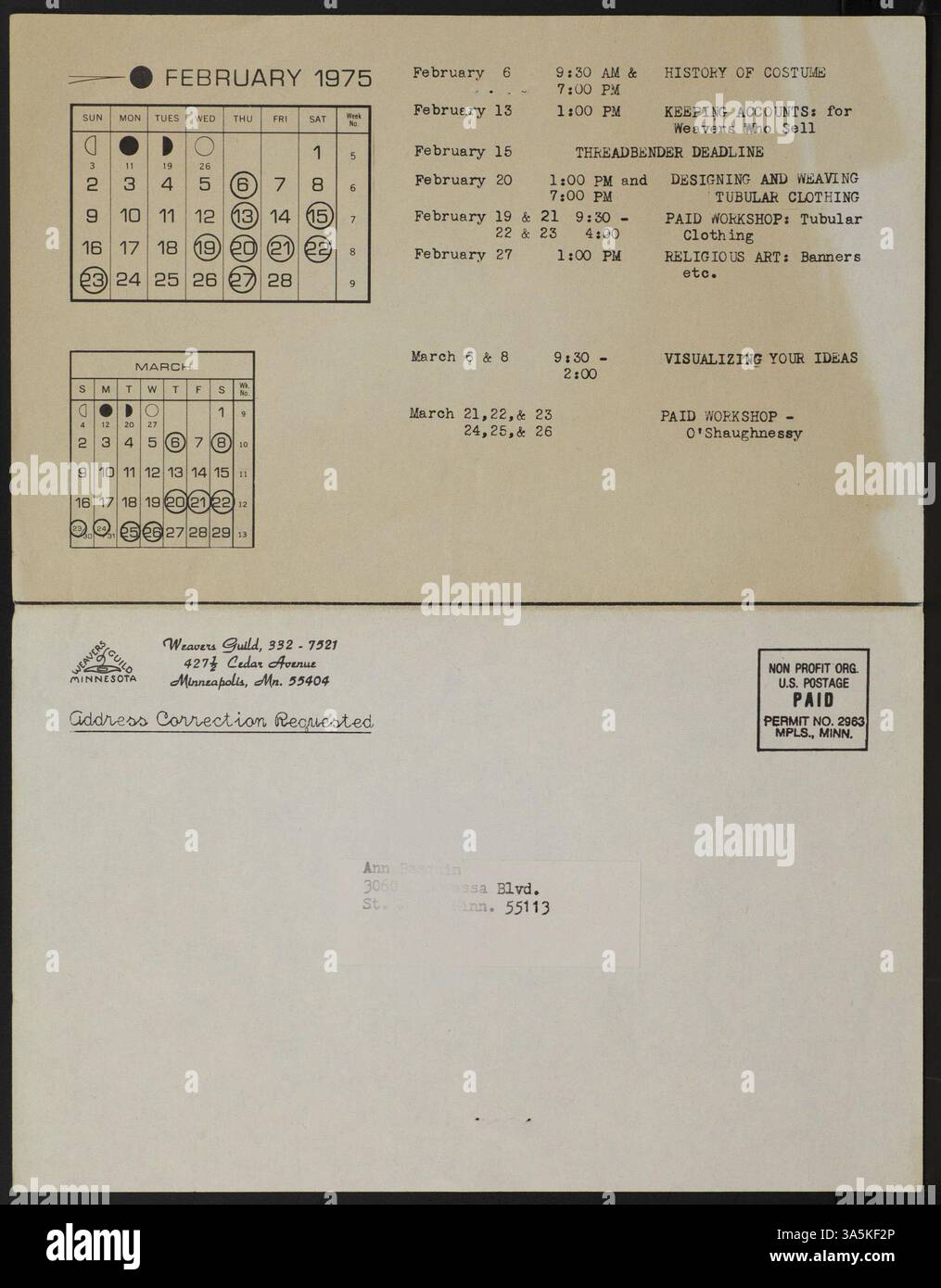 Die 42. Ausgabe des Newsletters „Threadbenders“, veröffentlicht von der Weavers Guild of Minnesota im Februar 1975, bietet Informationen über bevorstehende Workshops zu Kostümen, religiöser Kunst, röhrenförmiger Kleidung, Farb- und Webeffekten und Schnittverformungen. Es enthält auch Nachrichten über Gildenveranstaltungen, Ausstellungen und Frühjahrskurse. Stockfoto
