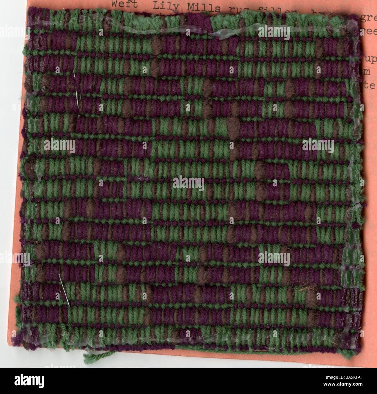 Die Ausgabe von „Threadbenders“ vom April 1970 von der Weavers Guild of Minnesota deckt die kommenden Makramee-Workshops und die Midwest Conference ab, zusammen mit einem Webentwurf für ein Weben-Gesicht-Weben und einer begleitenden Probe. Stockfoto