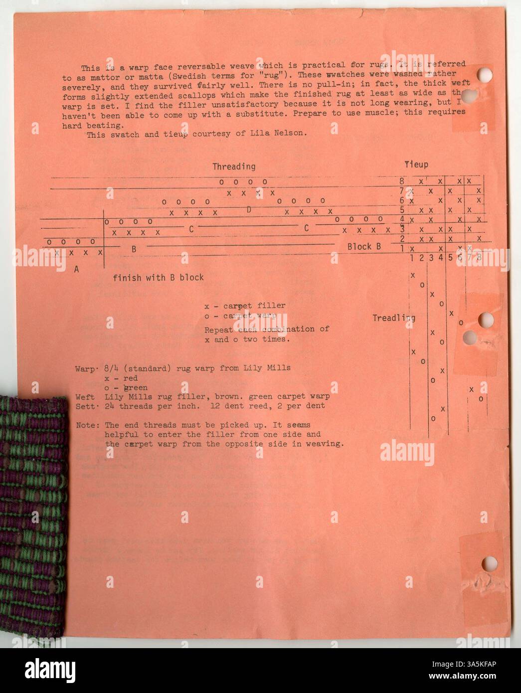 Im April 1970 zeigt der „Threadbenders“-Newsletter der Weavers Guild of Minnesota die bevorstehenden Makramee-Workshops und die Midwest Conference. Das Problem umfasst auch einen Webzug für ein umkehrbares Kettgewebe mit einer beigefügten Probe, um die Technik zu demonstrieren. Stockfoto