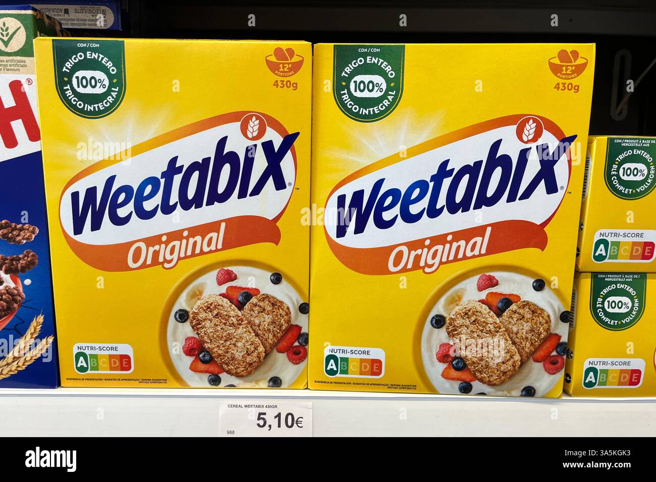 Zwei Kisten Weetabix Original auf einem Supermarkt-Regal in Playa de las Américas. Arona, Teneriffa, Kanarische Inseln, Spanien. Februar 2025. - Smartphone-aufgenommenes Stockfoto