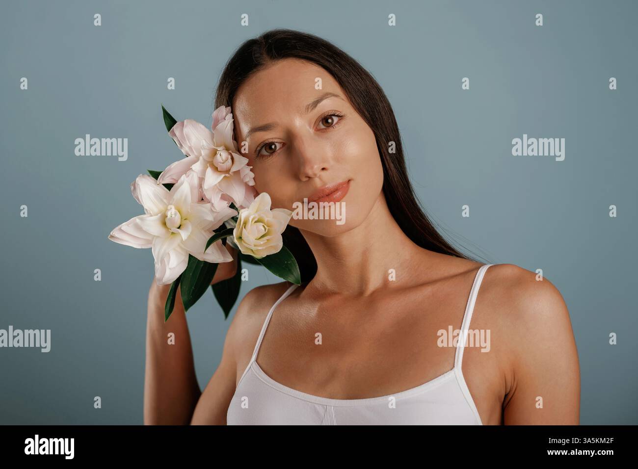 Eine hübsche junge Frau ist im Studio vor Hintergrund. Stockfoto