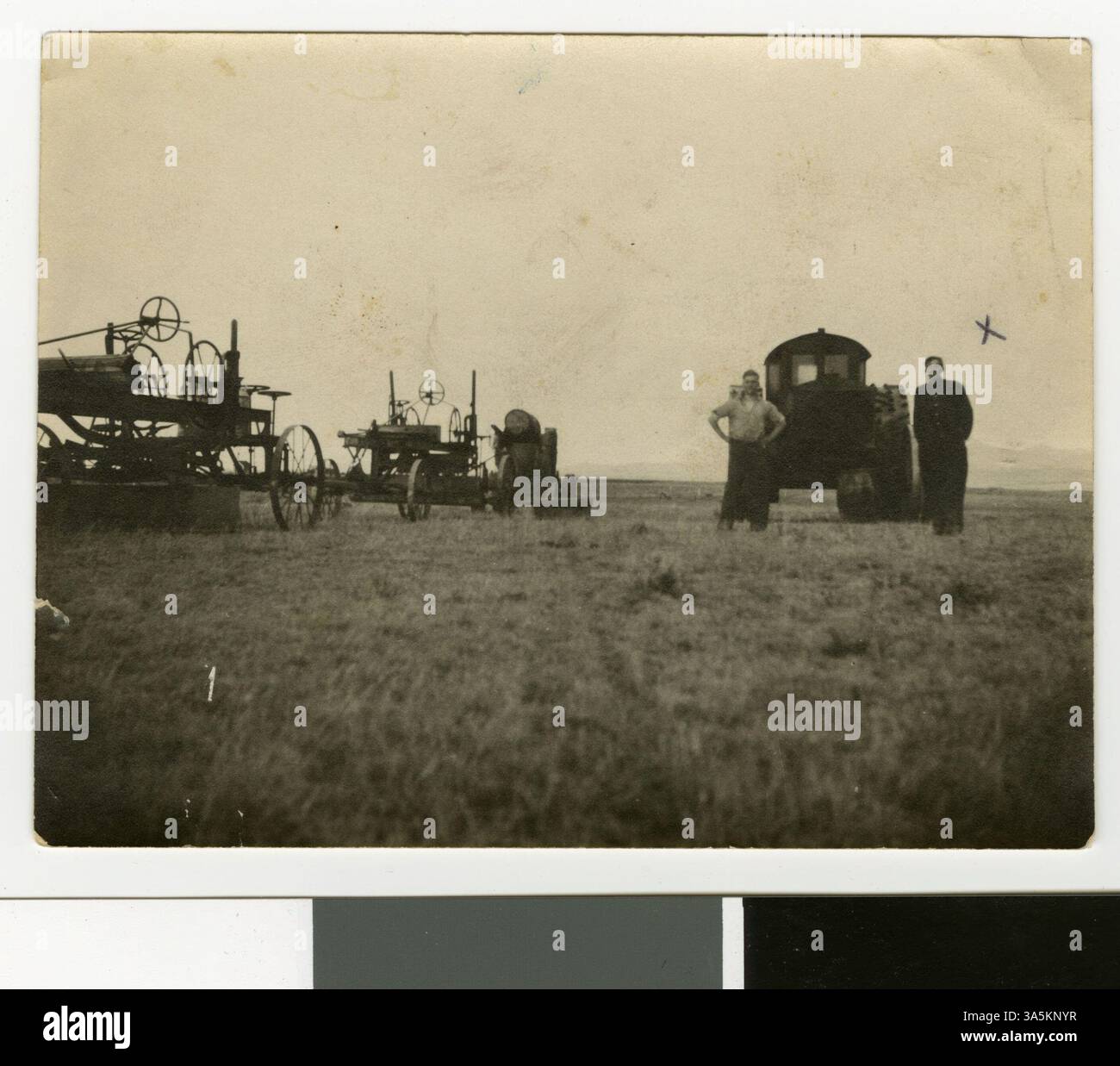 Ansicht der Landmaschinen, die auf einem Feld eingesetzt werden, mit zwei Männern, die im Blue Earth County, Minnesota, arbeiten. Stockfoto