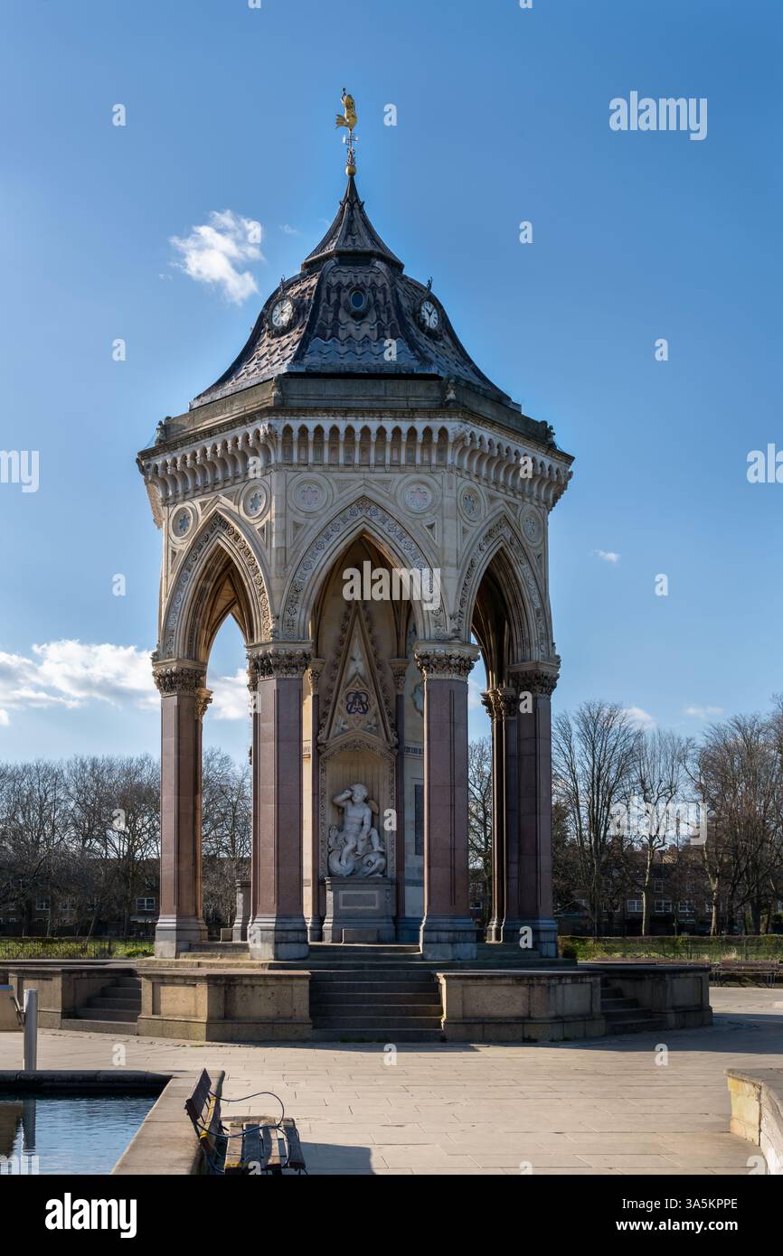 Baroness Burdett Coutts Drinking Fountain oder Victoria Fountain im Victoria Parc, London, England, an einem sonnigen Winternachmittag Stockfoto