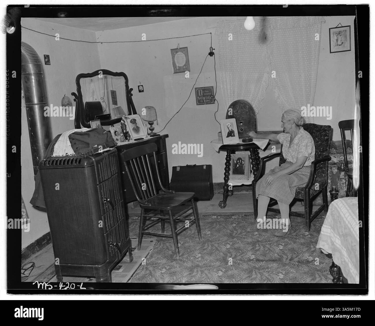 Mrs. Camillogasperetti, die Frau eines älteren Bergarbeiters, wird in ihrem Wohnzimmer in ihrem Haus im Firmenwohnungsprojekt der Ludlow Mine der Huerfano Coal Company im Las Animas County, Colorado, gezeigt. Nationalarchiv, historisches Foto. Stockfoto