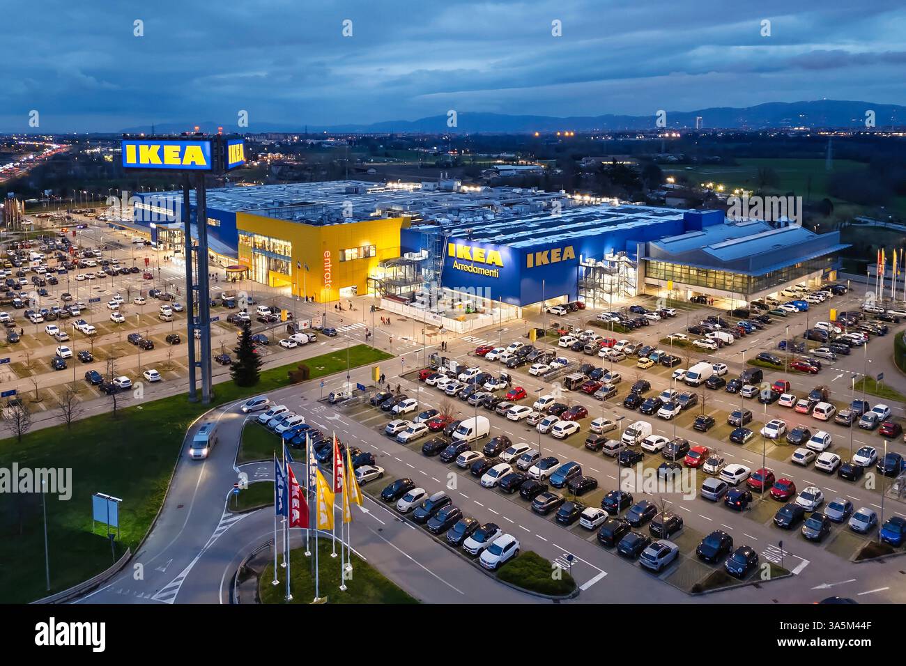 Blick aus der Vogelperspektive auf Ikea Shopping Store mit Parkplätzen, Nachtstimmung. Turin, Italien - 22. März 2025 Stockfoto