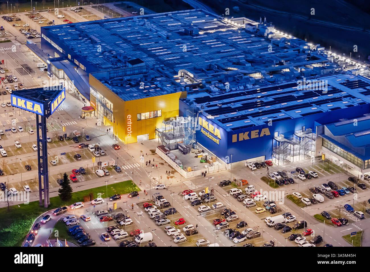 Blick aus der Vogelperspektive auf Ikea Shopping Store mit Parkplätzen, Nachtstimmung. Turin, Italien - 22. März 2025 Stockfoto
