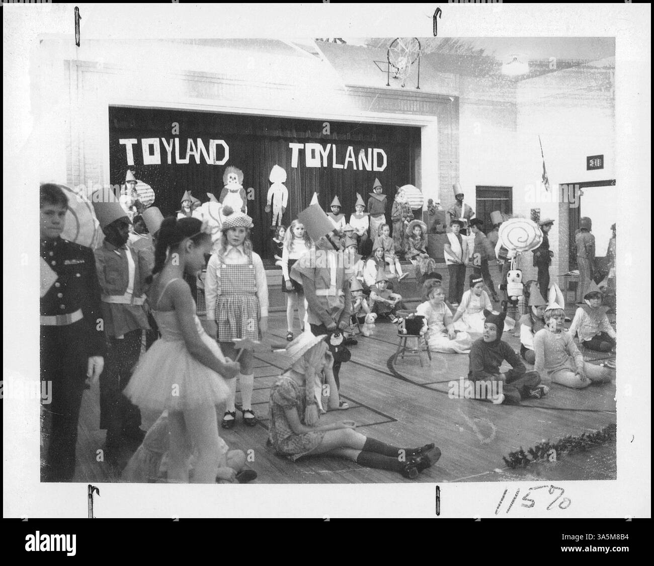 Die Schüler der 6. Klasse der Agassiz School spielten das Musical „Toyland, Toyland“, das afroamerikanische Geschichte und kulturelle Darbietungen während der Präsentation darstellte. Stockfoto