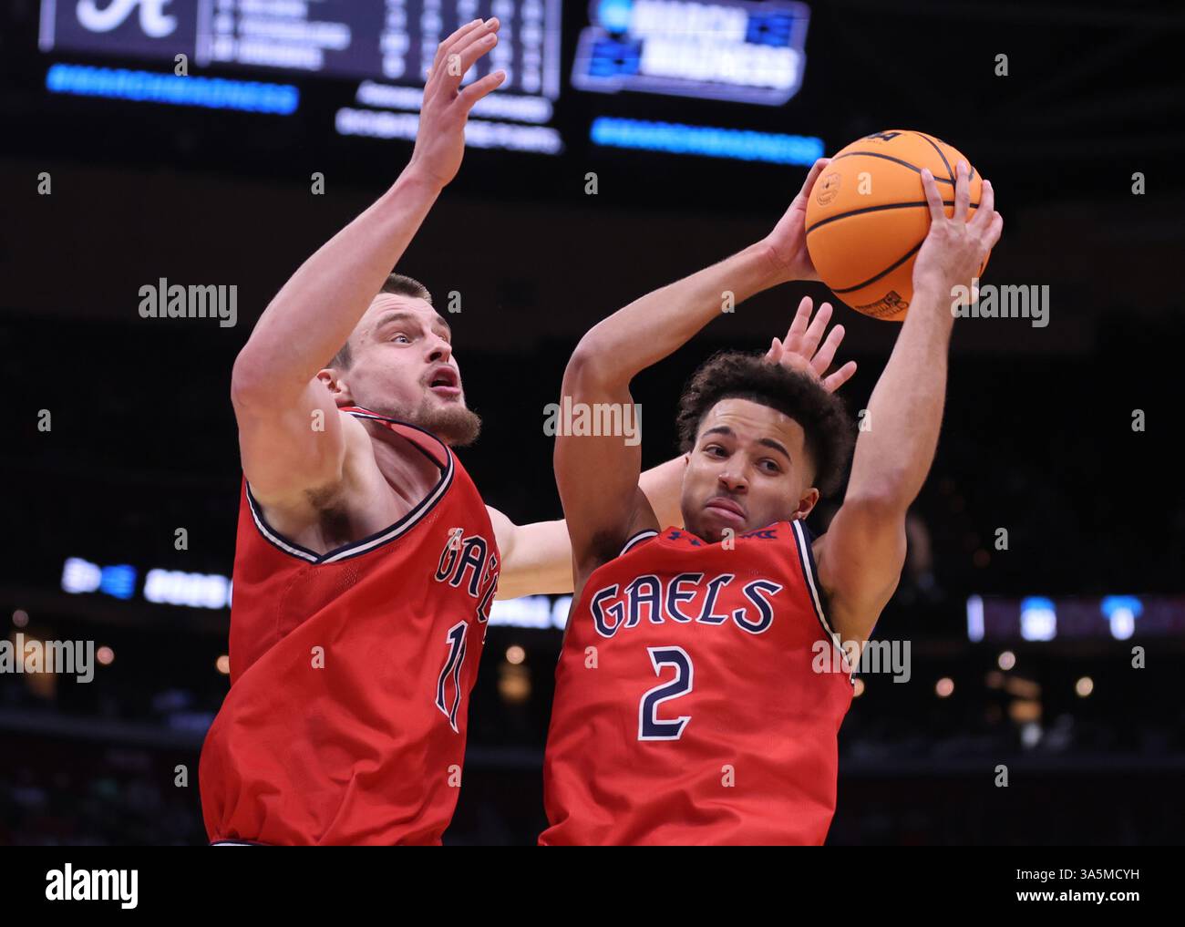 Cleveland, Usa. März 2025. Die Garde von St. Mary, Jordan Ross (2) und Mitchell Saxen (11), zogen in der zweiten Runde des NCAA Men's Basketball Turniers in der Rocket Arena in Cleveland, Ohio, am Sonntag, den 23. März 2025 einen Aufprall gegen den Alabama Crimson Tide. Foto: Aaron Josefczyk/UPI Credit: UPI/Alamy Live News Stockfoto
