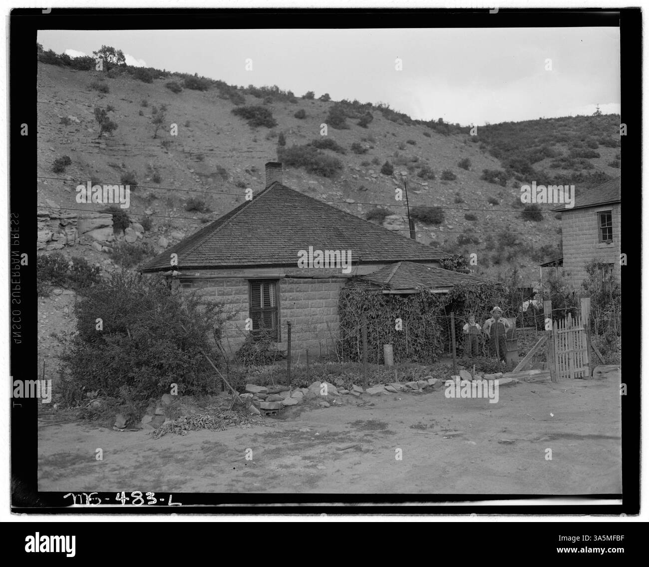 Die Heimat eines Bergarbeiters, der in Firmenwohnungen in der King Mine der United States Fuel Company in Hiawatha, Carbon County, Utah, wohnt. Diese Wohnungen wurden als Teil der Infrastruktur der Bergbaugemeinde des Unternehmens bereitgestellt. Stockfoto