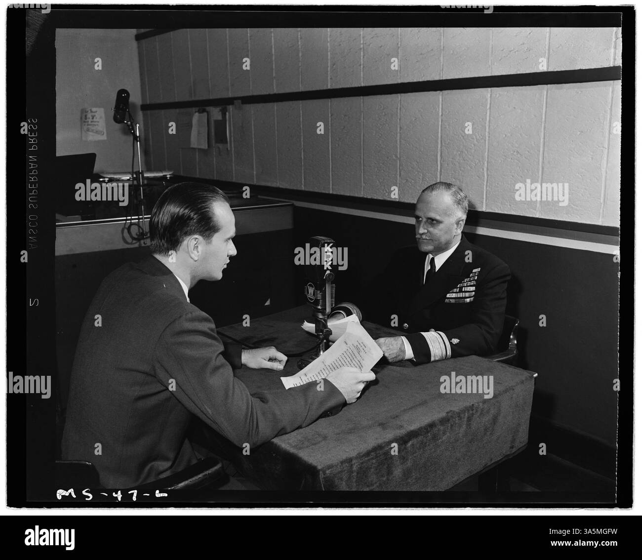 Konteradmiral Joel T. Boone spricht über den Radiosender KDKA in Pittsburgh (Pennsylvania) und teilt während seiner Amtszeit wichtige Botschaften mit der Öffentlichkeit. Stockfoto