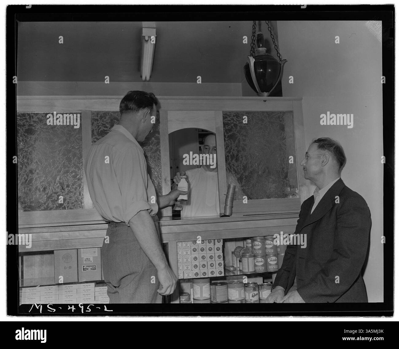 Bei der Colorado Fuel & Iron Company in Pueblo, Colorado, werden im Krankenhaus des Unternehmens kostenlose Medikamente an Patienten abgegeben. Diese Praxis war Teil der Gesundheitsdienstleistungen des Unternehmens für seine Arbeitnehmer. Stockfoto