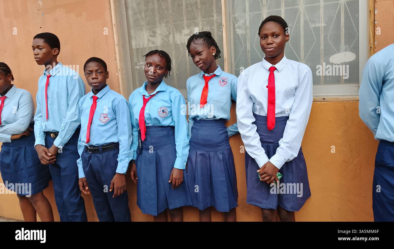 Afrikanische Schüler fotografieren gut gekleidet und ermutigt, zur Schule zu gehen Stockfoto