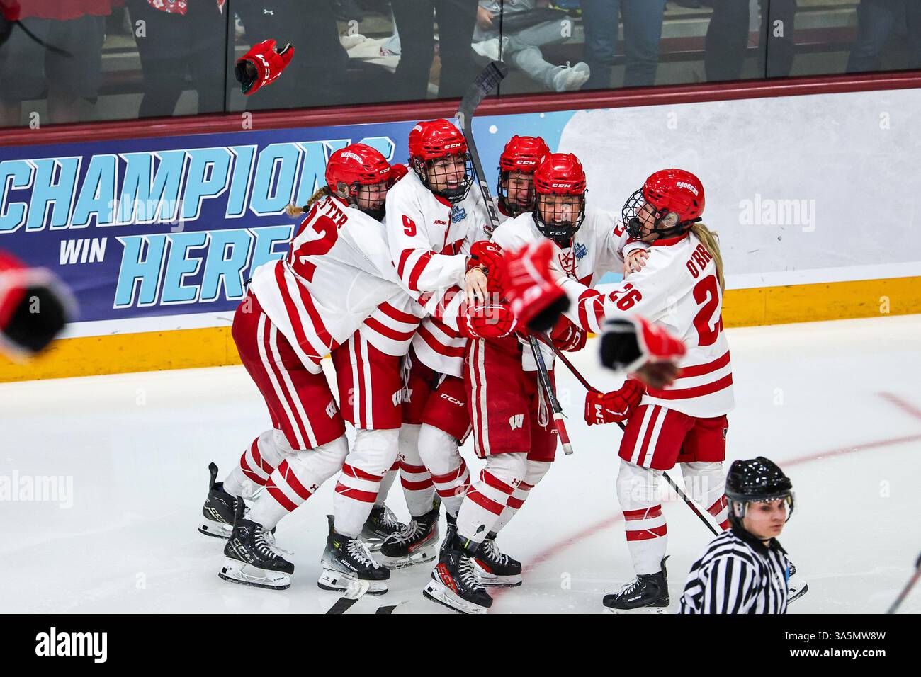 Minneapolis. März 2025. Wisconsin Badgers feiern den Sieg der NCAA Championship, nachdem Stürmer Kirsten Simms (27) in der Ridder Arena in Minneapolis das Siegtor für die Wisconsin Badgers in der Überstunden beim NCAA Women's Hockey Frozen Four Championship-Spiel zwischen Ohio State und Wisconsin erzielte. Steven Garcia-CSM (Bild: © Steven Garcia/Cal Sport Media). Quelle: csm/Alamy Live News Stockfoto