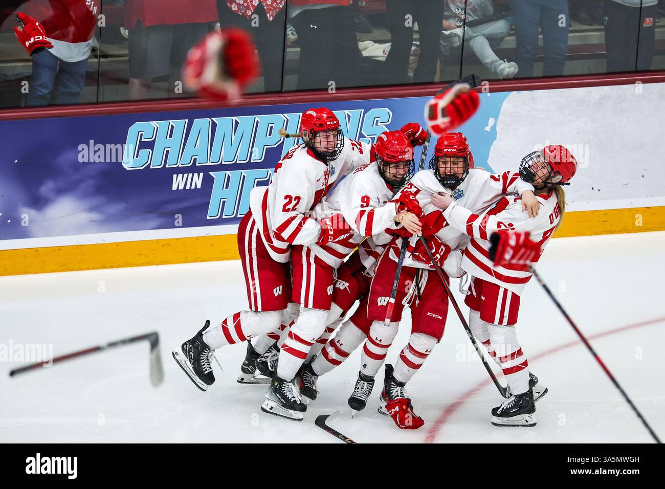 Minneapolis. März 2025. Wisconsin Badgers feiern den Sieg der NCAA Championship, nachdem Stürmer Kirsten Simms (27) in der Ridder Arena in Minneapolis das Siegtor für die Wisconsin Badgers in der Überstunden beim NCAA Women's Hockey Frozen Four Championship-Spiel zwischen Ohio State und Wisconsin erzielte. Steven Garcia-CSM (Bild: © Steven Garcia/Cal Sport Media). Quelle: csm/Alamy Live News Stockfoto