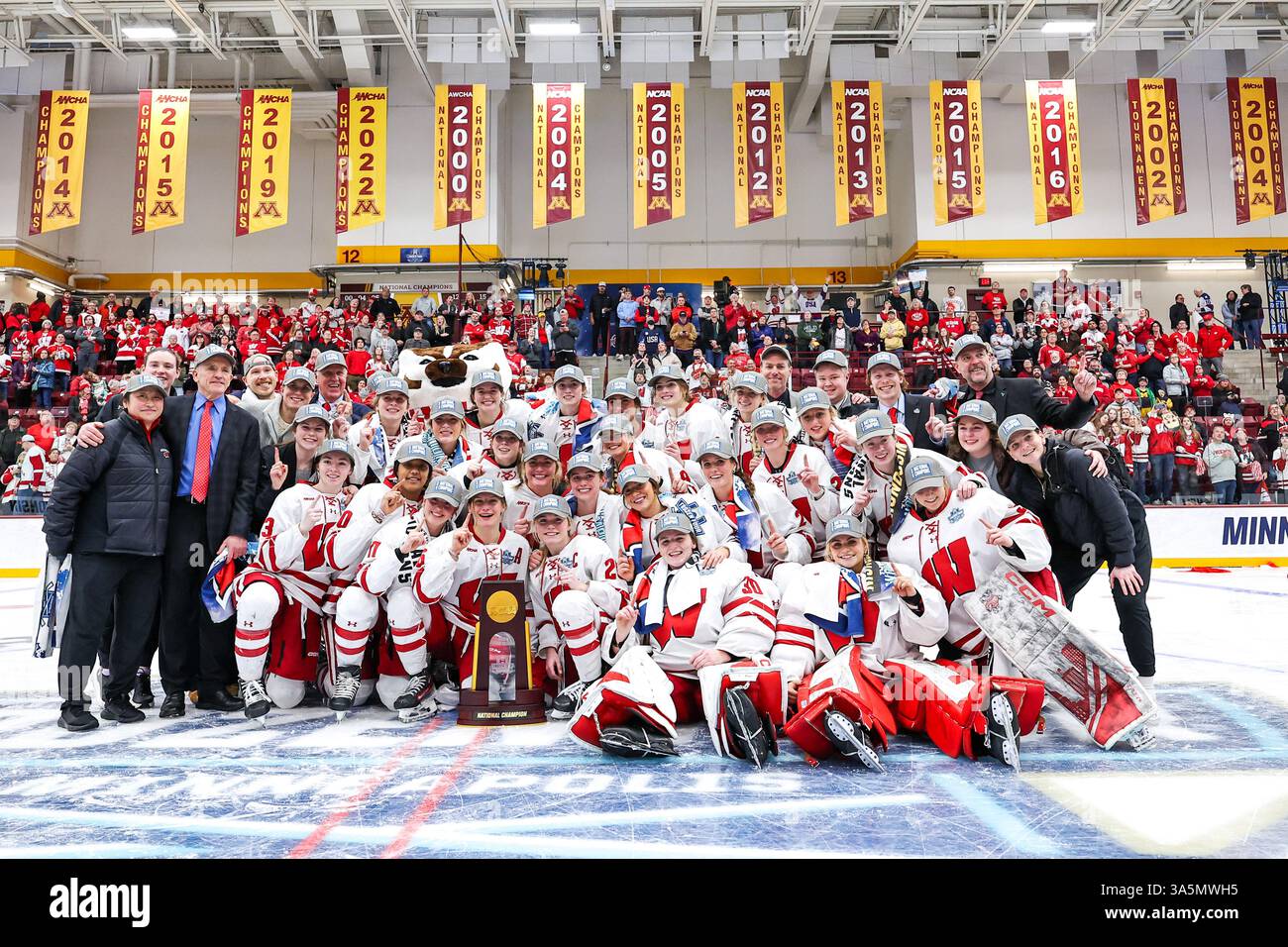 Minneapolis. März 2025. Die Wisconsin Badgers posieren für ein Foto, nachdem sie die NCAA Championship nach dem NCAA Women's Hockey Frozen Four Championship Spiel zwischen Ohio State und Wisconsin in der Ridder Arena in Minneapolis gewonnen haben. Steven Garcia-CSM (Bild: © Steven Garcia/Cal Sport Media). Quelle: csm/Alamy Live News Stockfoto