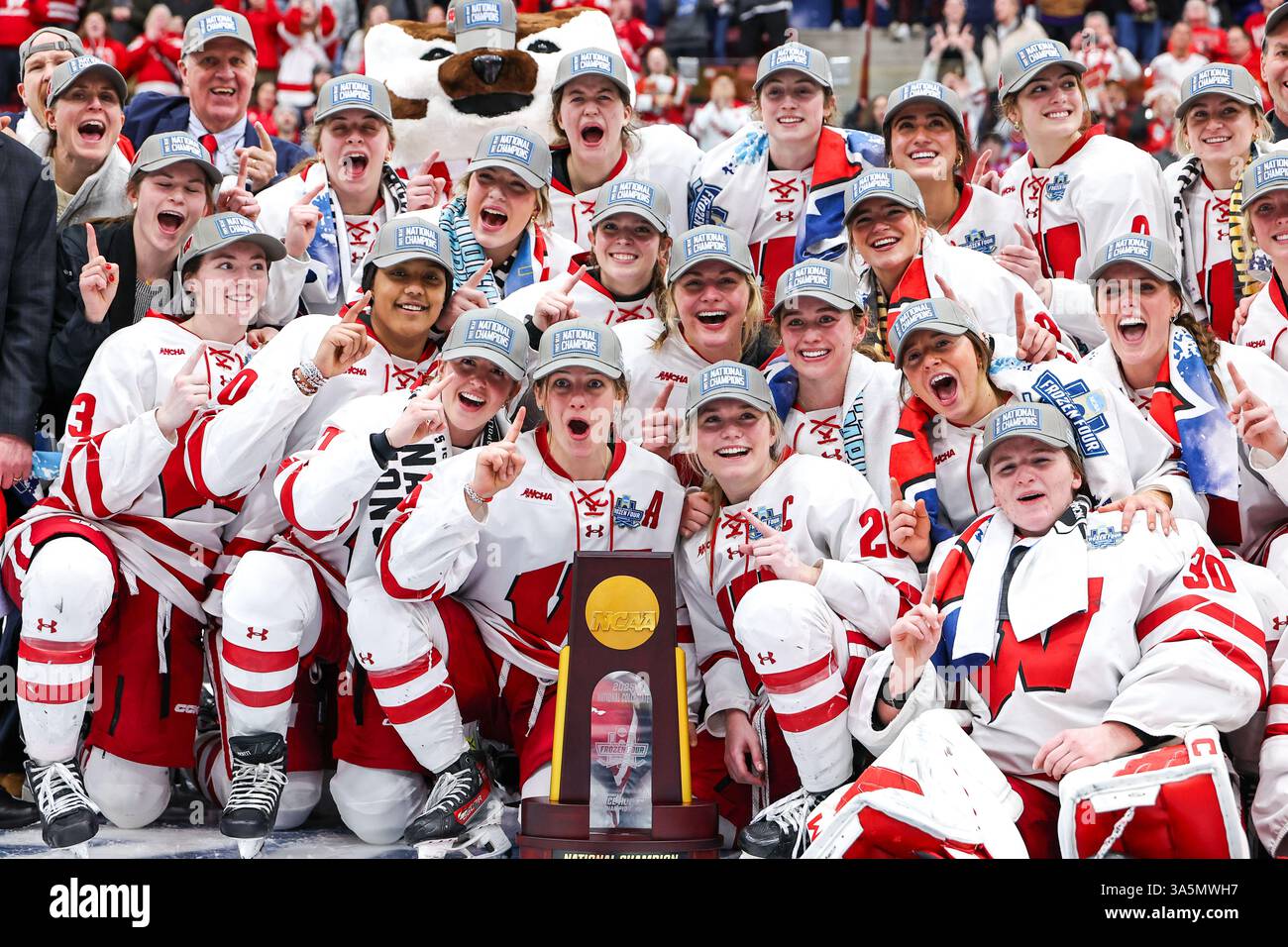 Minneapolis. März 2025. Die Wisconsin Badgers posieren für ein Foto, nachdem sie die NCAA Championship nach dem NCAA Women's Hockey Frozen Four Championship Spiel zwischen Ohio State und Wisconsin in der Ridder Arena in Minneapolis gewonnen haben. Steven Garcia-CSM (Bild: © Steven Garcia/Cal Sport Media). Quelle: csm/Alamy Live News Stockfoto