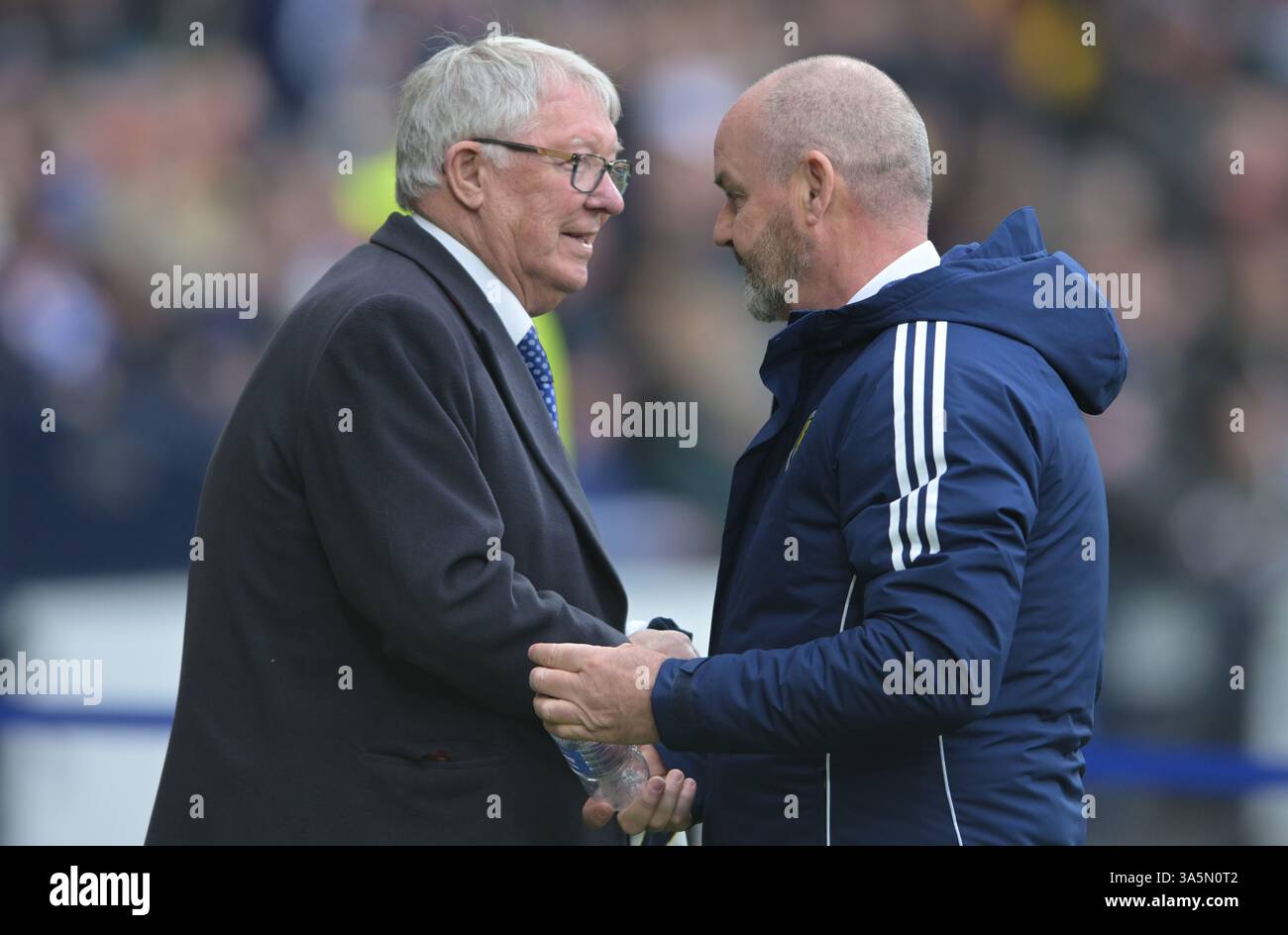 Glasgow, Großbritannien. März 2025. Sir Alex Ferguson und Steve Clarke Coach aus Schottland während des Spiels der UEFA Nations League in Hampden Park, Glasgow. Der Bildnachweis sollte lauten: Neil Hanna/Sportimage Credit: Sportimage Ltd/Alamy Live News Stockfoto