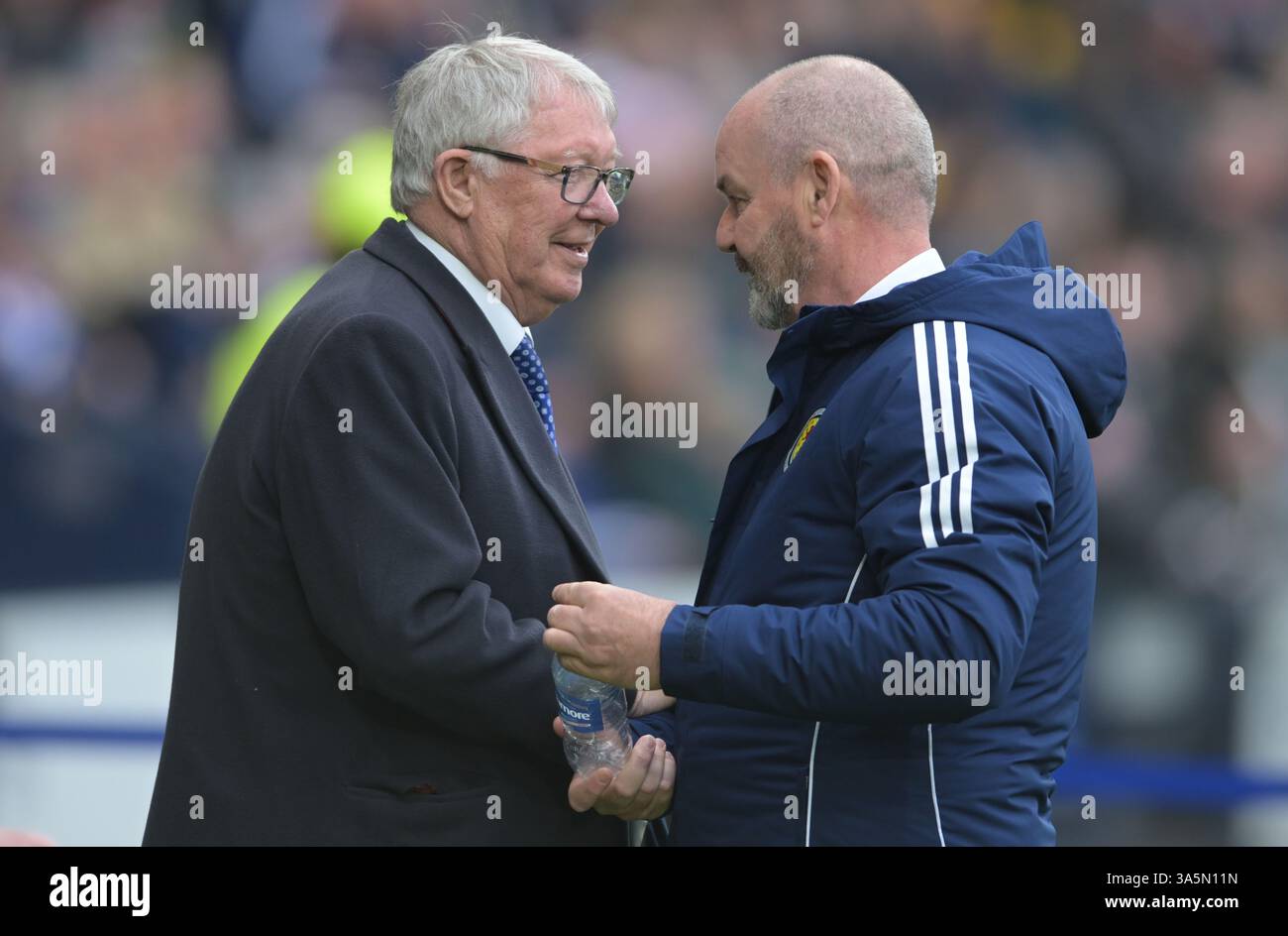 Glasgow, Großbritannien. März 2025. Sir Alex Ferguson und Steve Clarke Coach aus Schottland während des Spiels der UEFA Nations League in Hampden Park, Glasgow. Der Bildnachweis sollte lauten: Neil Hanna/Sportimage Credit: Sportimage Ltd/Alamy Live News Stockfoto