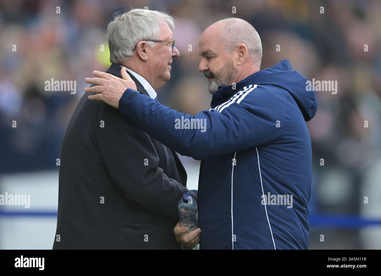 Glasgow, Großbritannien. März 2025. Sir Alex Ferguson und Steve Clarke Coach aus Schottland während des Spiels der UEFA Nations League in Hampden Park, Glasgow. Der Bildnachweis sollte lauten: Neil Hanna/Sportimage Credit: Sportimage Ltd/Alamy Live News Stockfoto