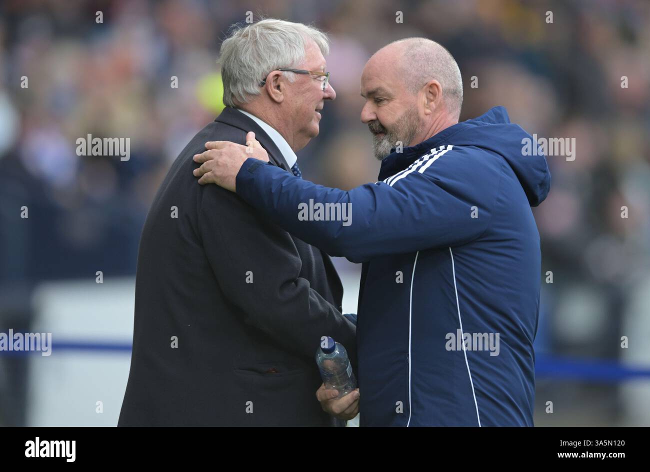 Glasgow, Großbritannien. März 2025. Sir Alex Ferguson und Steve Clarke Coach aus Schottland während des Spiels der UEFA Nations League in Hampden Park, Glasgow. Der Bildnachweis sollte lauten: Neil Hanna/Sportimage Credit: Sportimage Ltd/Alamy Live News Stockfoto
