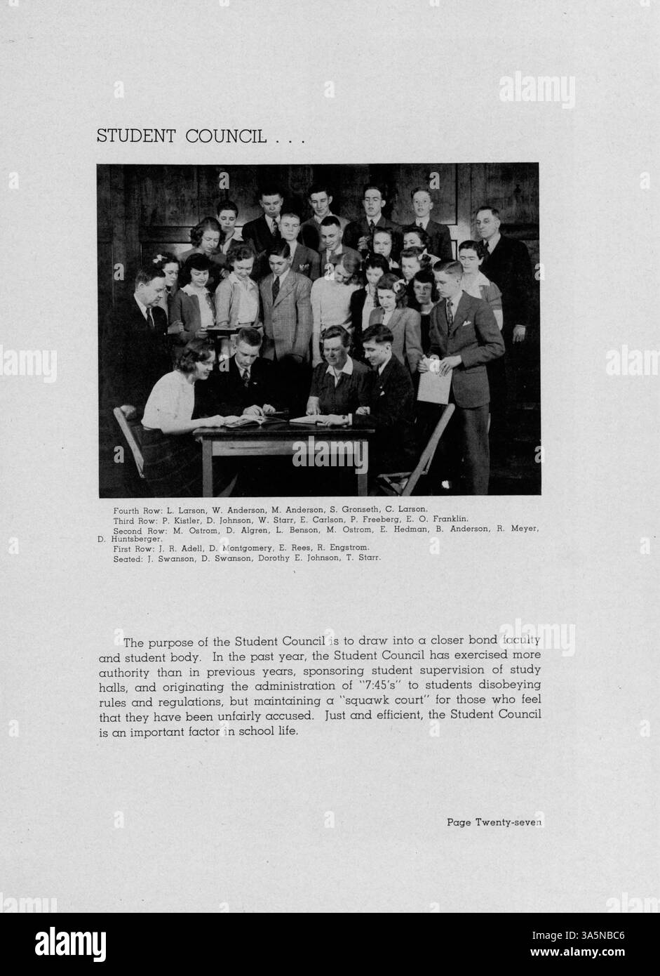 Die Ausgabe 1943 des Jahrbuchs „Antler“ der Minnehaha Academy beleuchtet das Schuljahr, einschließlich Schüler- und Lehrerporträts, außerschulischen Aktivitäten und sportlichen Veranstaltungen. Stockfoto
